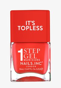 Rød neglelakk i en klar glassflaske med et rektangulært lokk. Etiketten viser "1 STEP GEL MANICURE" og "IT'S TOPLESS." 14 mL volum.