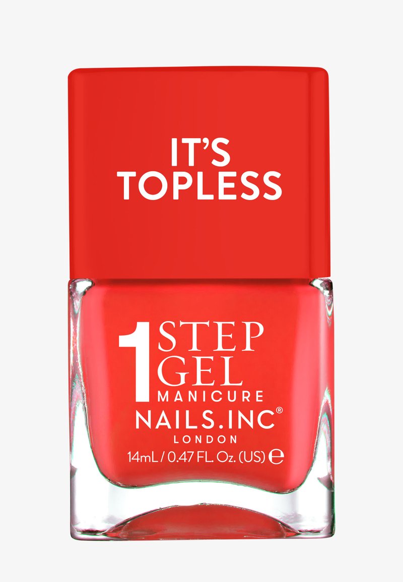 Rød neglelakk i en klar glassflaske med et rektangulært lokk. Etiketten viser "1 STEP GEL MANICURE" og "IT'S TOPLESS." 14 mL volum.