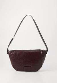Borsa a tracolla in pelle bordeaux con forma curvata, chiusura con zip e tracolla nera regolabile. Presenta un sottile accento del marchio sulla parte frontale.