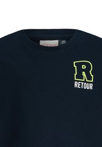 Granatowa bawełniana koszulka z okrągłym dekoltem i krótkimi rękawami, z neonowżółtym logo 'R' i białym napisem 'RETOUR' na klatce piersiowej.