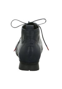 Marineblaue Leder-Stiefelette mit runder Zehenform, niedrigem Absatz und dünnen Schnürsenkeln. Sie verfügt über eine glatte Textur und kontrastierende rote Akzente auf den Schnürsenkeln.