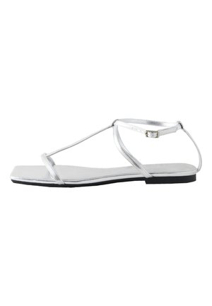 Sølv flad sandal med T-rem design, lavet af syntetisk materiale, med en firkantet tå og en minimalistisk spænde lukning ved anklen.