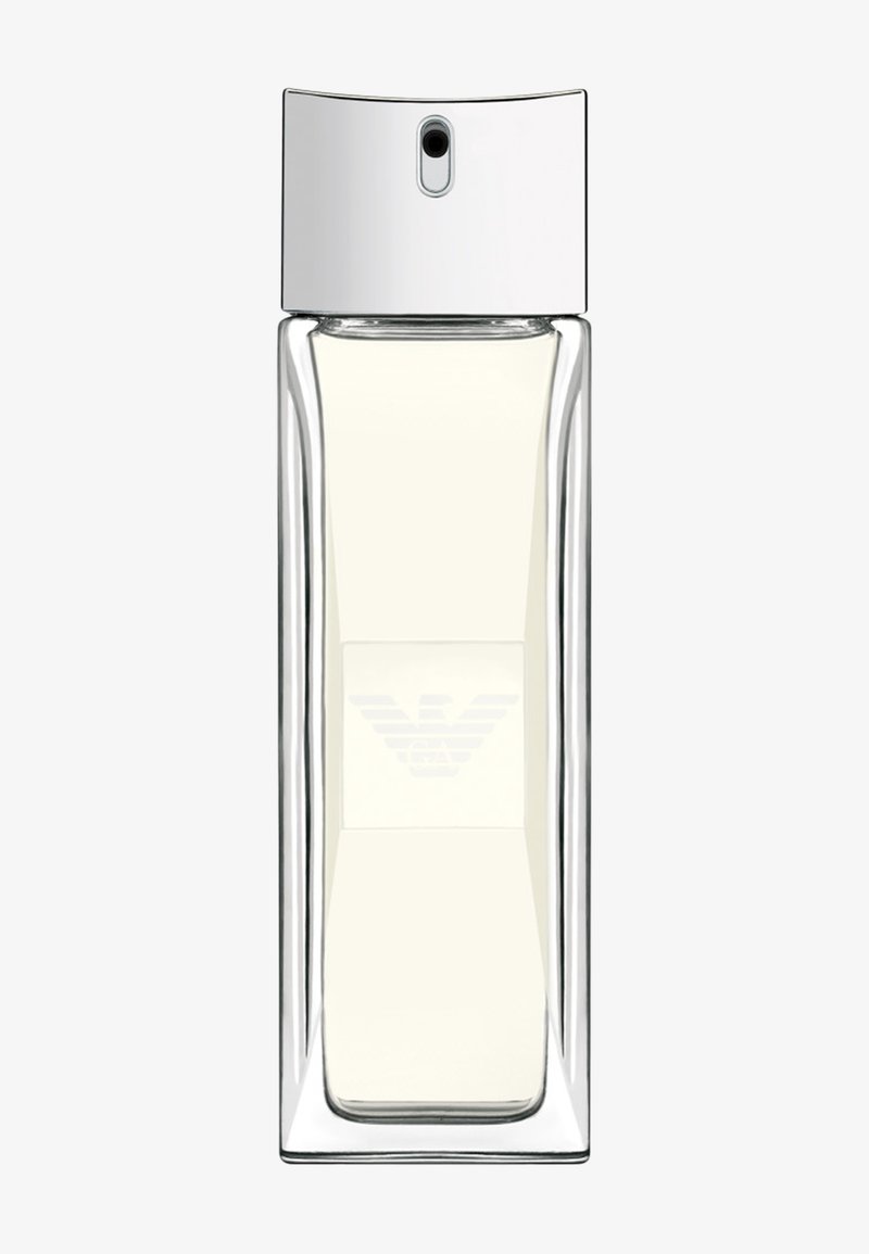 Høj rektangulær glas parfume flaske med bleg væske, sølv spray låg og svag logo foran i midten.