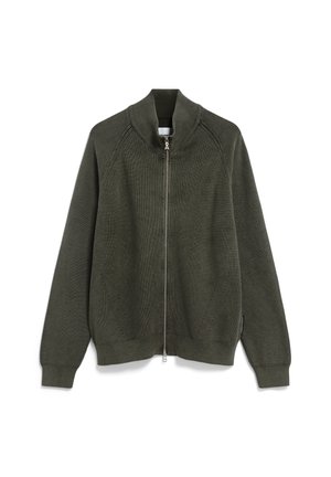 Maglione zip-up in maglia verde scuro con colletto alto, dettagli a costine e zip frontale completa. Presenta perforazioni laterali e polsini elasticizzati.