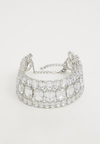 Bracciale in argento decorato con cristalli, caratterizzato da pietre rettangolari e ovali disposte in un design a strati con chiusura a catena regolabile.