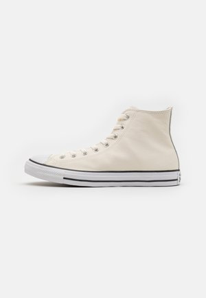 Sneaker bianca in pelle con tomaia alta, suola e punta in gomma bianca, occhielli argentati e dettaglio a striscia nera lungo il bordo della suola.