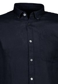 Camicia di lino blu navy con colletto button-down, sei bottoni, una tasca sul petto e una finitura in tessuto testurizzato.