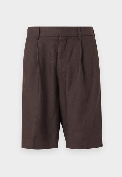 Σκούρα καφέ βερμούδα μέχρι το γόνατο, ραμμένη καλαίσθητα με θηλιές για ζώνη και πτυχώσεις μπροστά, απεικονισμένη σε απλό φωτεινό φόντο.