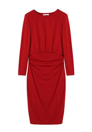 Červené šaty s dlouhým rukávem, kulatým výstřihem, nařaseným pasem a drapérií na bokách, vyrobené z hladké pružné látky.