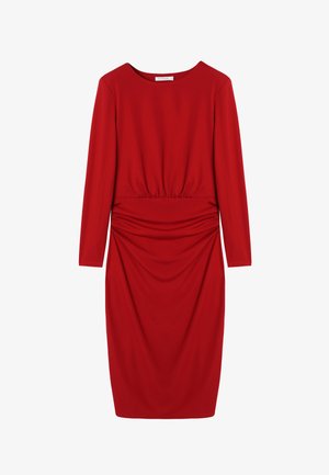 Červené šaty s dlouhým rukávem, kulatým výstřihem, nařaseným pasem a drapérií na bokách, vyrobené z hladké pružné látky.