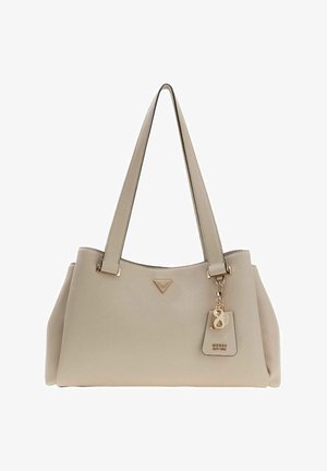 Sac fourre-tout beige en similicuir lisse, avec deux poignées, ferrures dorées et un charm orné d'une petite étiquette et d'un détail logo.