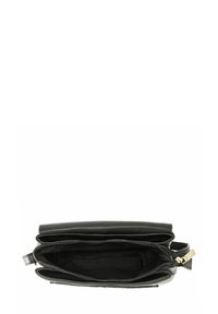 Czarna skórzana torebka z otwartym zamkiem błyskawicznym, ukazującym przestronne, puste wnętrze i małą złotą zawieszkę przy zamku.