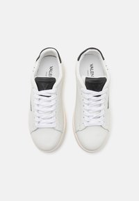Valentino Tossud - white/black