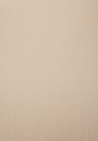 Beige, sileä tekstiili, jossa on hieno ribbikuvio, tasainen väri ilman näkyviä kuvioita tai korostuksia. Pehmeä ja kevyt materiaali.
