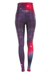 Högmidjade leggings i lila och röd tyg, med intrikata mandalamönster och stjärnmotiv, slät textur och tight passform.