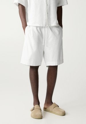 PULL&BEAR LINEN BLEND BERMUDA - Shorts - sand