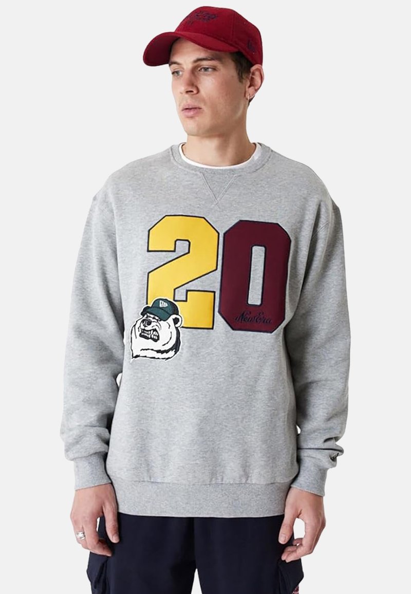 Sudadera gris con grandes números amarillos y marrones "20", un gráfico de un oso y puños y dobladillo acanalados. Ajuste casual con detalle bordado.