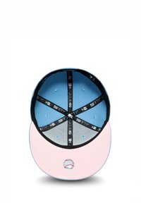 Cappellino da baseball blu chiaro e rosa con design attillato, caratterizzato da una fodera interna a fantasia e un bottone sporgente sulla visiera.