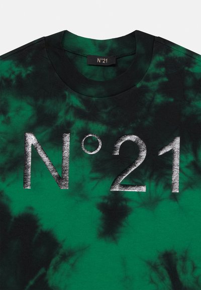 Camiseta verde con estampado tie-dye que presenta un cuello redondo. Impresión plateada en negrita de “N°21” en la parte delantera. Textura suave, ajuste regular, diseño casual.