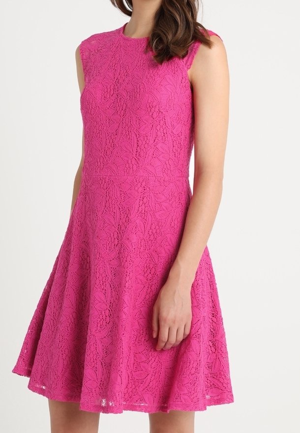 Rosa spetsklänning med åtsittande bodice och utsvängd kjol, med ett texturerat blommönster och ärmlös design.