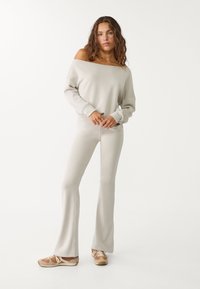 Stradivarius SOFT-TOUCH EXPOSED SHOULDER - Mikina - silver coloured