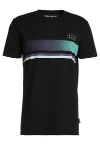 Svart bomull t-shirt med rund hals, prydd med horisontella ränder i teal, lila och vit över bröstet samt en logotypapplikation framtill.