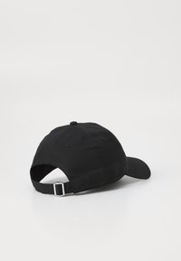 Căciulă de baseball din bumbac negru, cu o margine curbată, curea ajustabilă la spate și detalii de cusătură vizibile. Design simplu, fără accesorii.