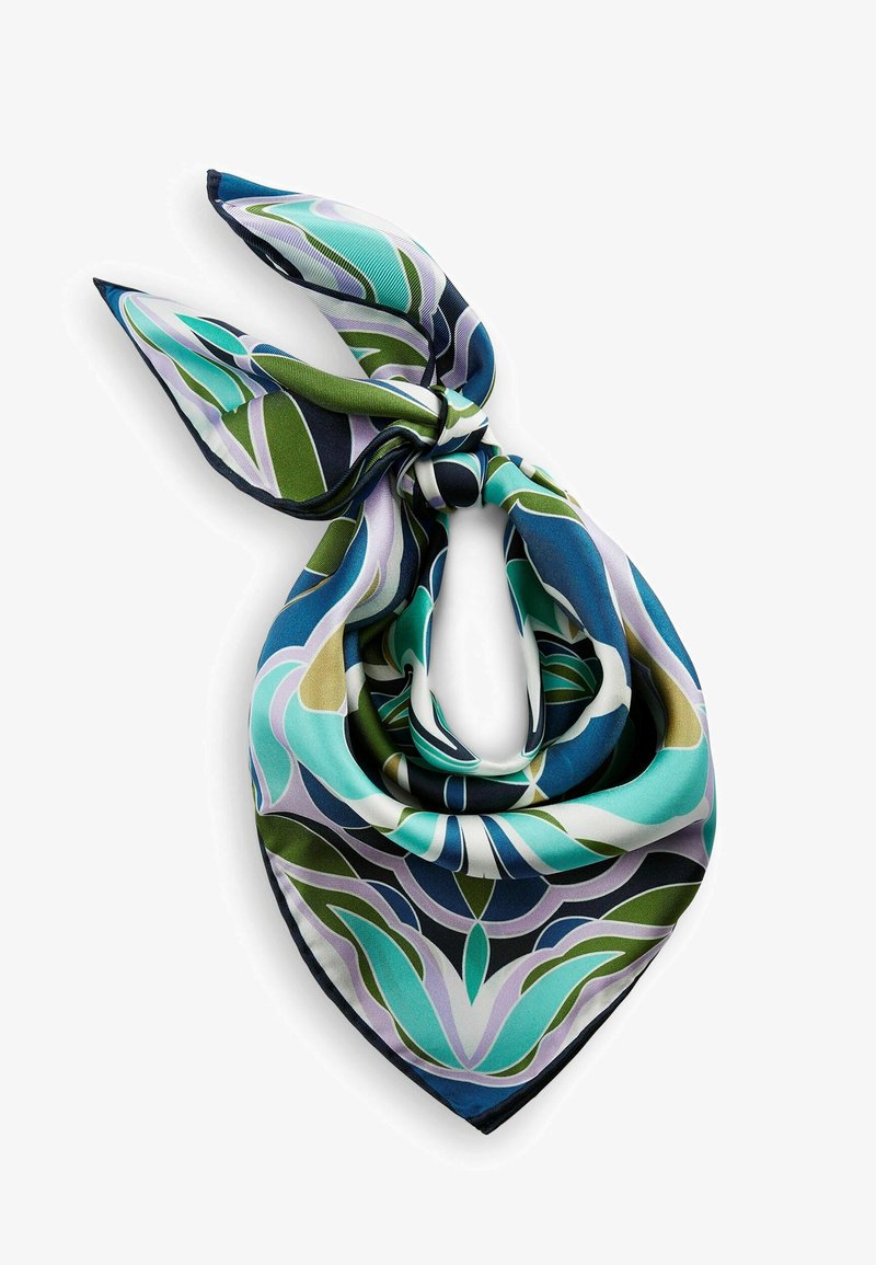 Foulard en soie avec un motif floral abstrait bleu, vert, violet et blanc, noué en un nœud lâche sur un fond blanc.