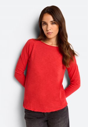 Rotes Langarmshirt mit runder Halslinie, aus weichem, strukturiertem Stoff. Hat eine lockere Passform und einen leicht abgerundeten Saum.