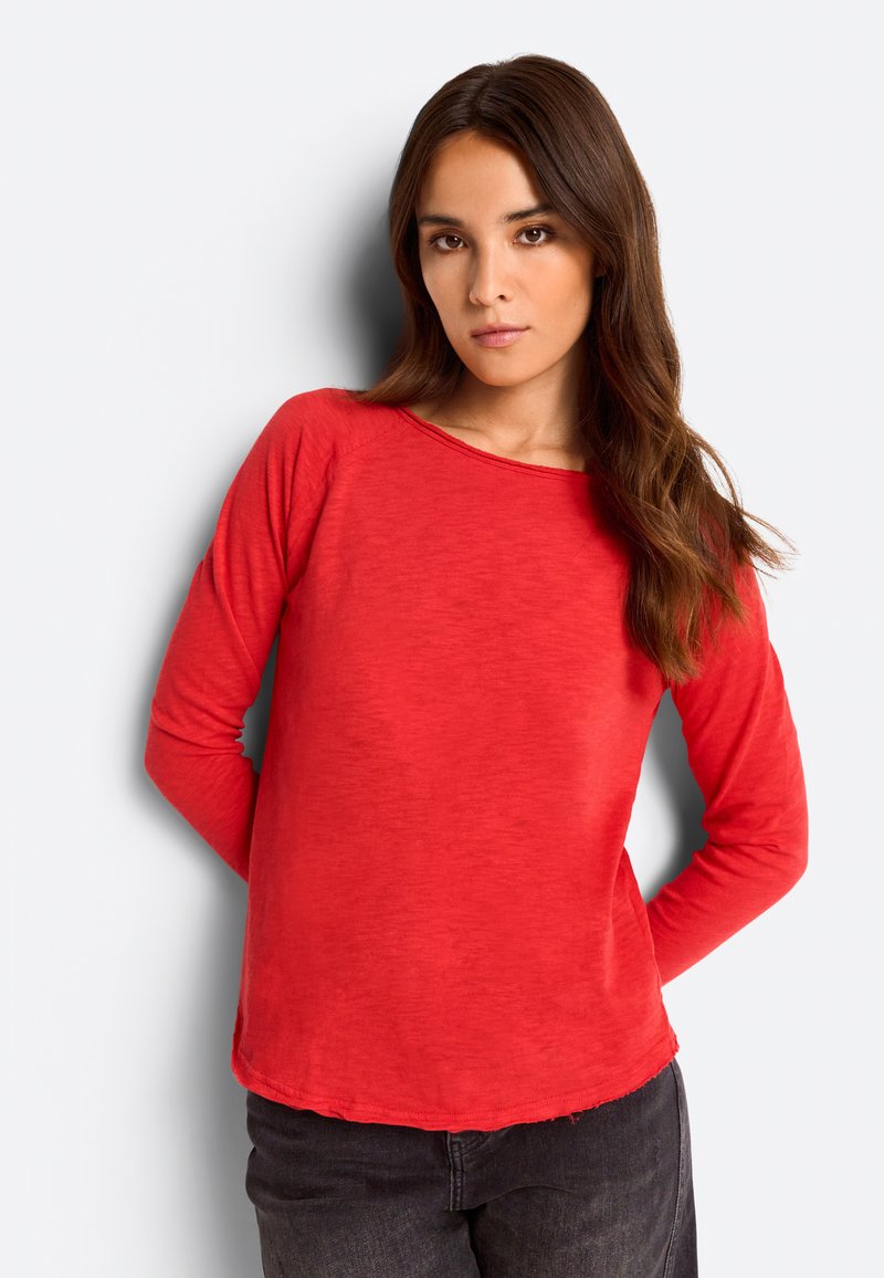 Rotes Langarmshirt mit runder Halslinie, aus weichem, strukturiertem Stoff. Hat eine lockere Passform und einen leicht abgerundeten Saum.