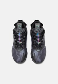 Des chaussures de sport noires avec une texture lisse, des motifs ondulés et des accents réfléchissants colorés sur les côtés et la languette. Design de lacets minimaliste.
