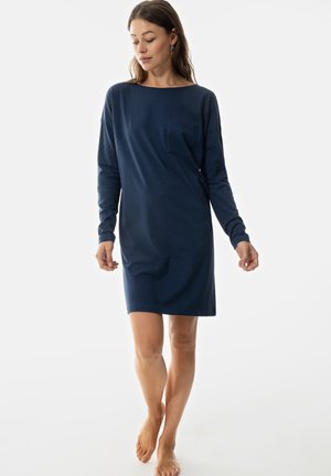 Abito lungo blu navy a maniche lunghe realizzato in tessuto morbido, con tasca, vestibilità comoda e scollatura rotonda. Orlo fino al pavimento con maniche a giro.