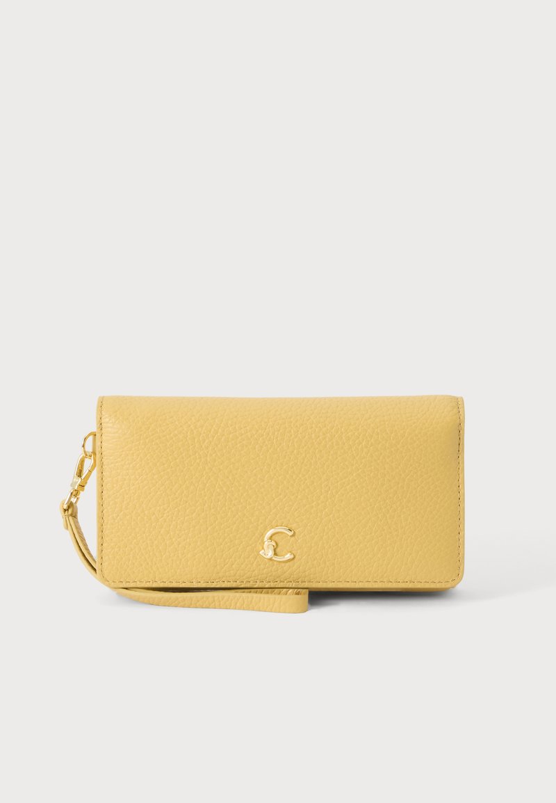 Portefeuille en cuir jaune texturé avec une sangle pour poignet et un petit logo métallique doré de la marque au centre avant.