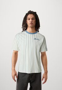 New Era PINSTRIPE TEE - T-shirt estampada - off-white/blue