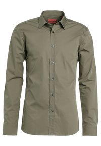 Camisa de manga larga color verde oliva con cuello puntiagudo, cierre de botones en la parte delantera y textura sutil. Presenta botones negros y dobladillo recto.