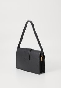 Bolso de mano de cuero negro con un diseño estructurado, cierre de solapa plana y una correa de hombro delgada. Presenta costuras sutiles y herrajes dorados.