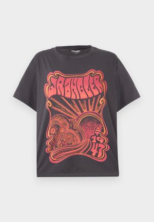 T-shirt en coton noir avec un imprimé graphique rétro coloré présentant le texte "Wrangler", un soleil, des fleurs et des vagues, à manches courtes et avec un col rond.