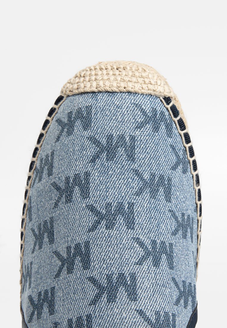 Espadrilles en denim avec finition en jute tressé ; présentent un design en denim bleu et délavé avec un motif de logo subtil. Bout rond et coutures robustes.