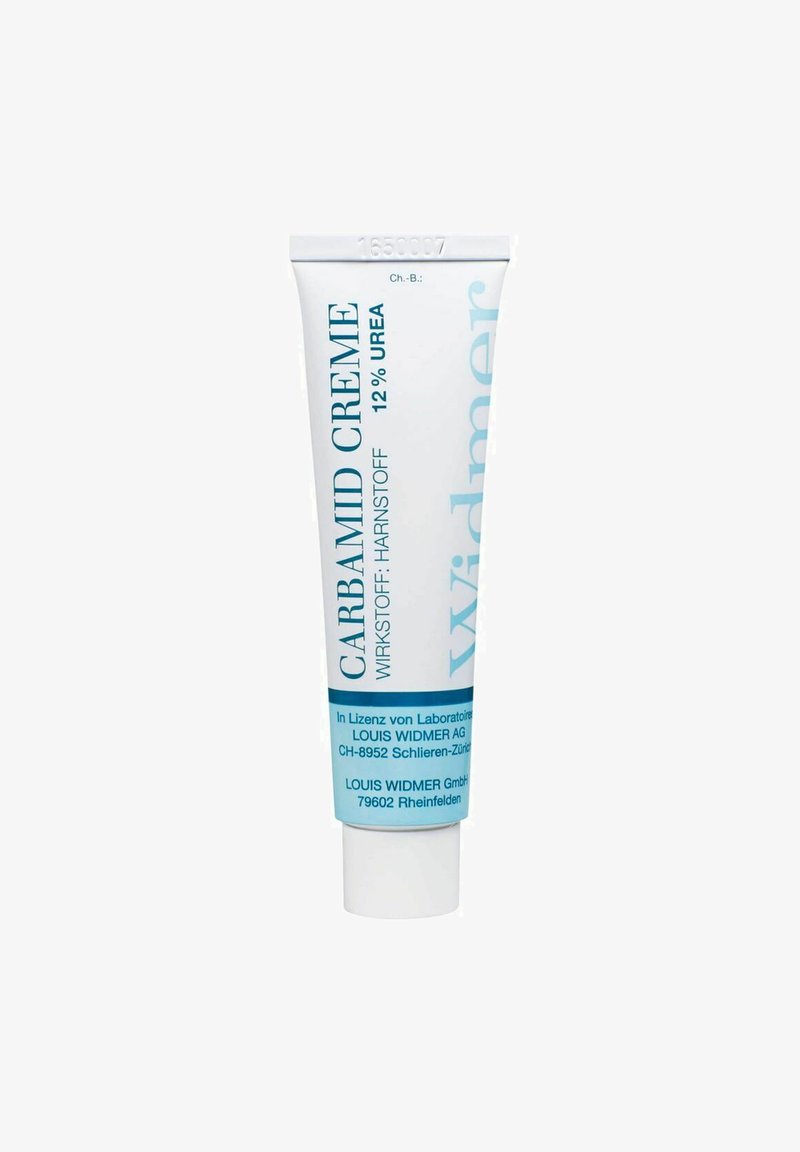 Carbamid-Creme in einer weißen Tube mit blauer Schrift, enthält 12% Harnstoff, hat eine glatte Textur und einen Klappdeckel für einfache Entnahme.