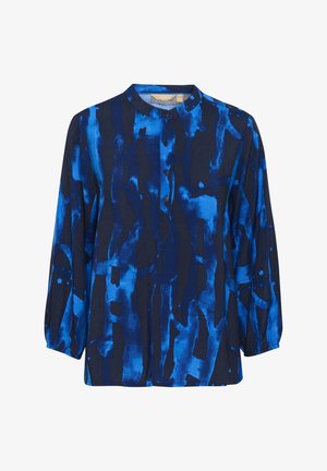 Blusa de manga larga en azul oscuro con patrones abstractos en azul claro, cuello redondo y cierre de botones, hecha de una tela suave con una textura lisa.