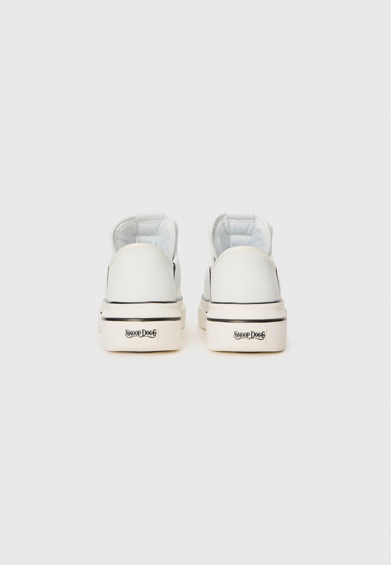 Sneakers bianchi in pelle a basso profilo con collare imbottito, caratterizzati da una linea di accento nera e dal logo "Snoop Dogg" sul tallone.