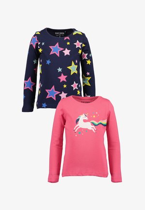 Twee longsleeve shirts: een marineblauwe shirt met kleurrijke sterretjes en een roze shirt met een eenhoornontwerp en een regenboog manen.