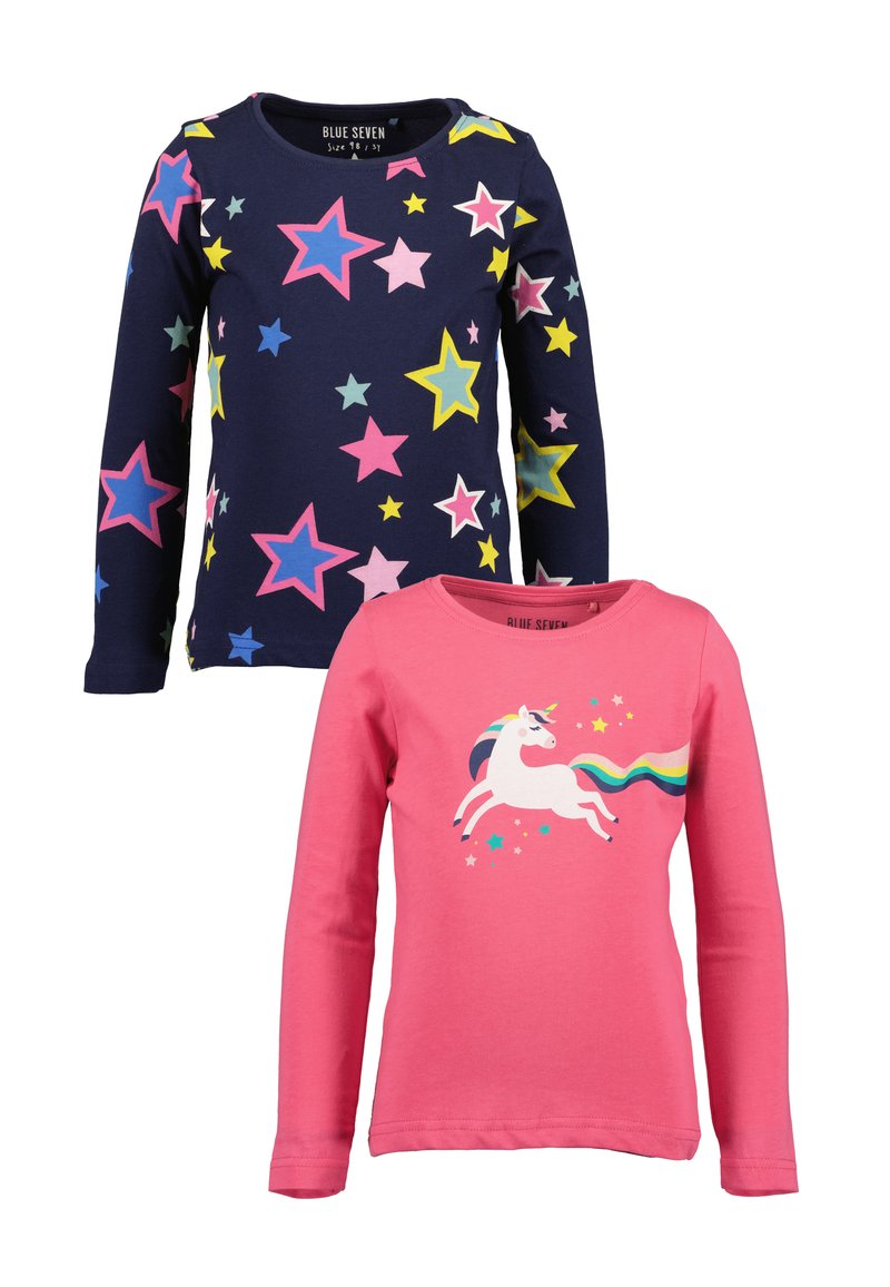 Zwei Langarmshirts: ein navyblaues Shirt mit bunten Sternenmotiven und ein pinkes Shirt mit einem Einhorn-Design und einer Regenbogenmähne.