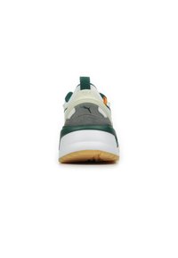 Zapatilla blanca y gris con acentuaciones en verde, fabricada con un textil texturizado y suela de goma. Cuenta con una lengüeta en la parte trasera y una marca en la parte posterior.
