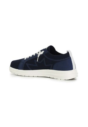 Baskets de sport bleu marine avec une tige en maille texturée, des lacets blancs et une semelle blanche légèrement surélevée. Présente un motif d'étoiles sur le côté.