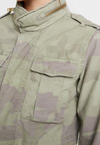 Superdry & Co Tunn jacka - khaki
