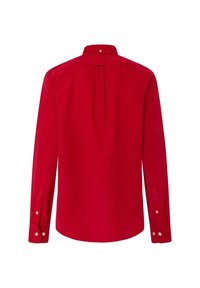 Camisa roja de manga larga con cuello clásico, detalle de pliegue en la parte posterior y puños abotonados. Textura suave con un acabado de color sólido.