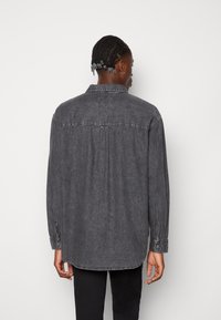 Levi's® SILVERTAB OVERSIZE - Camisa - black denim