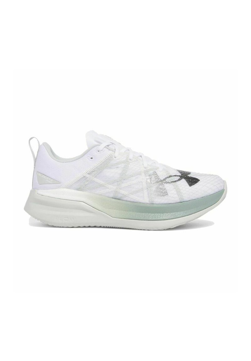Zapatillas deportivas blancas con una parte superior de malla texturizada, suela verde translúcida y un prominente logo negro en el costado. Diseño ligero y moderno.