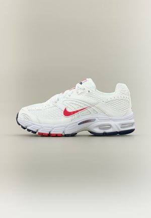 Λευκό πλεκτό αθλητικό παπούτσι Nike για τρέξιμο με κόκκινο λογότυπο Swoosh, λευκά κορδόνια και αναπαυτική σόλα με κόκκινες και ναυτικού μπλε λεπτομέρειες.